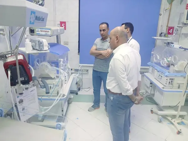 وكيل الصحة يجري خياطة جرح لطفل