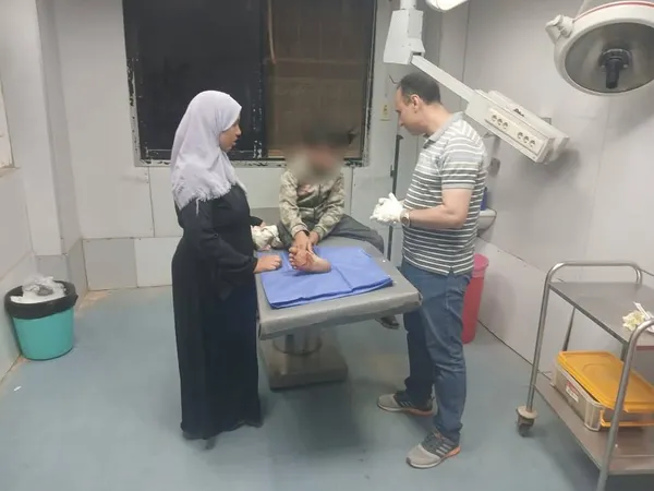 وكيل الصحة يجري خياطة جرح لطفل