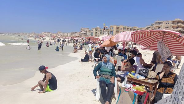 إقبال كبير على شواطئ الإسكندرية