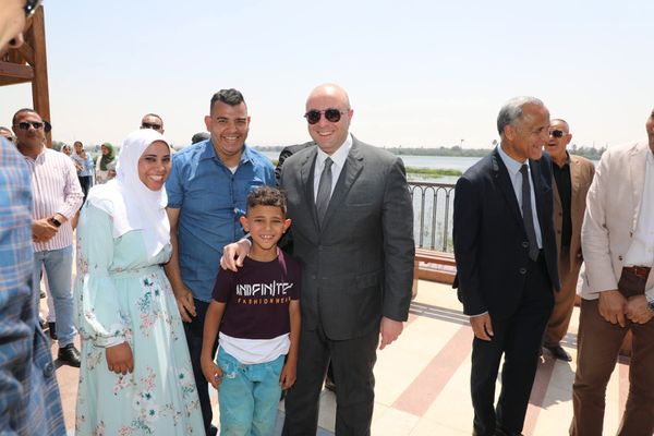 الأهالى يلتقطون صور السيلفى مع محافظ بنى سويف 