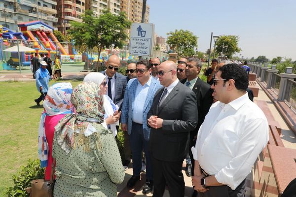الأهالى يلتقطون صور السيلفى مع محافظ بنى سويف 
