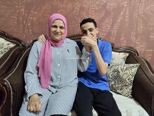 الأول على الشهادة الإعدادية الأزهرية بالشرقية يتوسط أسرته