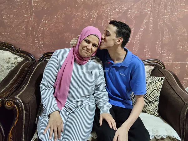 الأول على الشهادة الإعدادية الأزهرية بالشرقية يتوسط أسرته