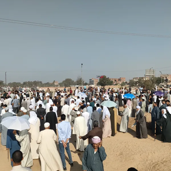 الآلاف يشيعون جثمان الشيخ علي غنيم  