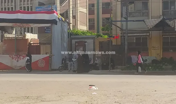 انتظار أولياء أمور طلاب الثانوية العامة في محيط اللجان 