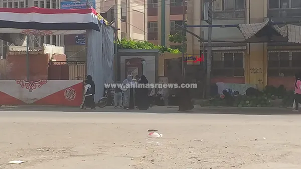 انتظار أولياء أمور طلاب الثانوية العامة في محيط اللجان 