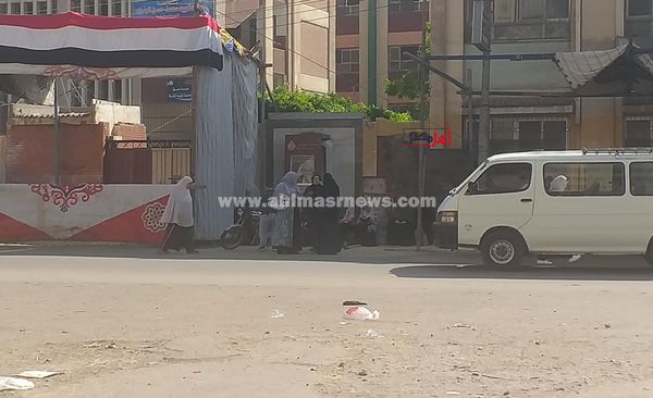 انتظار أولياء أمور طلاب الثانوية العامة في محيط اللجان 