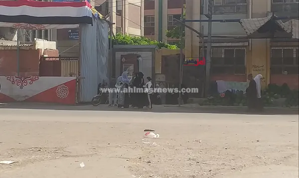 انتظار أولياء أمور طلاب الثانوية العامة في محيط اللجان 