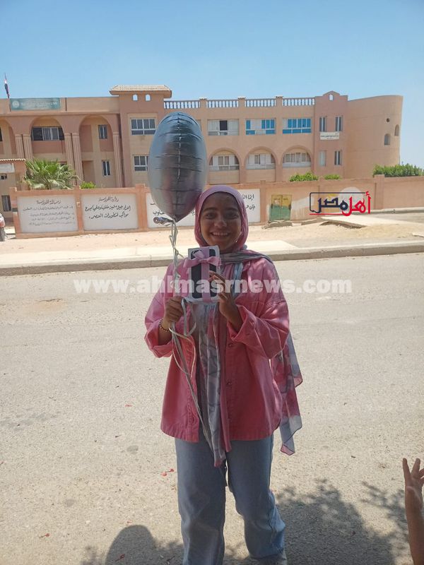 اي يفاجئ ابنته بأيفون