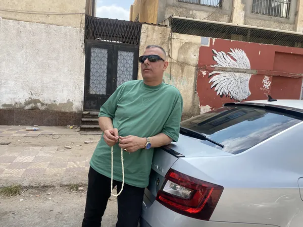 بالسبحة .. ولى أمر أمام إحدى لجان الثانوية العامة ببورسعيد : تعبنا و شقينا و المدرسين فتشونا