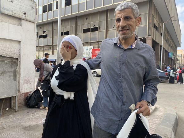 بيقولوا لى أنى  شبهك حتة منك .. ولى امر يدعم ابنته امام لجنة الثانوية العامة ببورسعيد 