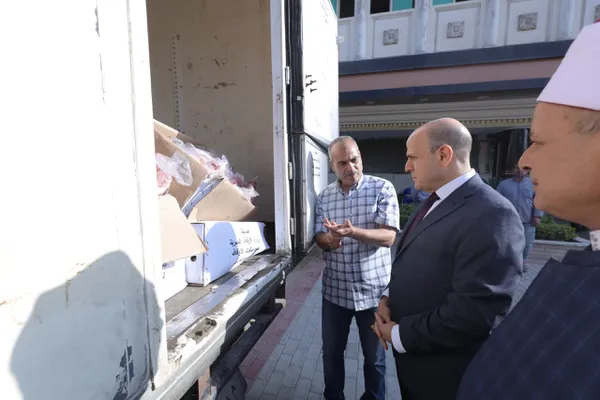  توزيع 2 طن لحوم صكوك أضاحي للأسر الأولى بالرعاية بمراكز المحافظة
