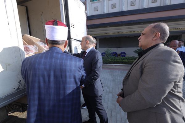  توزيع 2 طن لحوم صكوك أضاحي للأسر الأولى بالرعاية بمراكز المحافظة