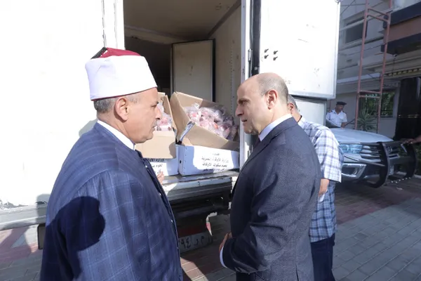 توزيع 2 طن لحوم صكوك أضاحي للأسر الأولى بالرعاية بمراكز المحافظة