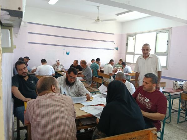 جانب من أعمال تصحيح أوراق امتحانات الشهادة الإعدادية بكفر الشيخ 