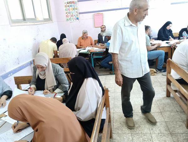 جانب من أعمال تصحيح أوراق امتحانات الشهادة الإعدادية بكفر الشيخ 