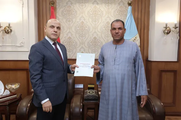 جانب من تسليم العقود 