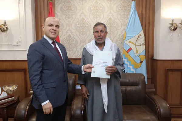 جانب من تسليم العقود 