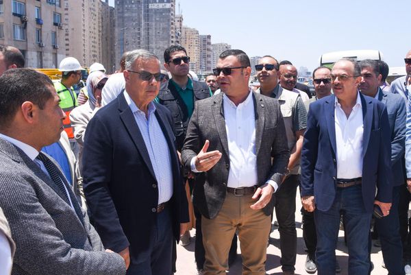 جانب من جولة وزير الإسكان بكورنيش الإسكندرية