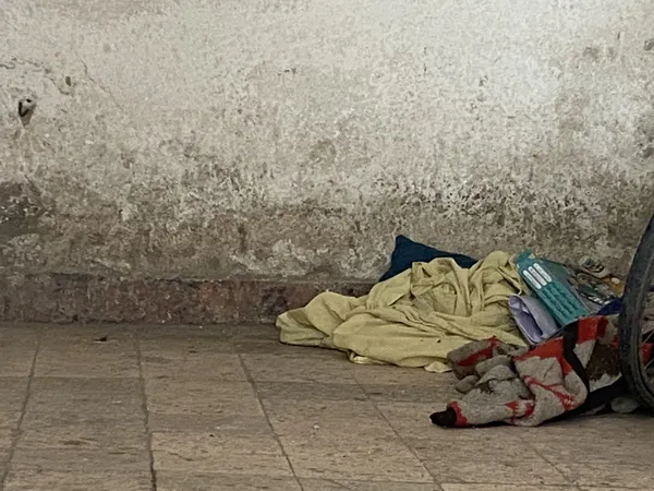 جحود أب.. رجل يلقي بأولاده الثلاثة في الشارع  ببورسعيد ويبتز والدته بعد طلبها رعايتهم: هاتي فلوس وخديهم من الشارع