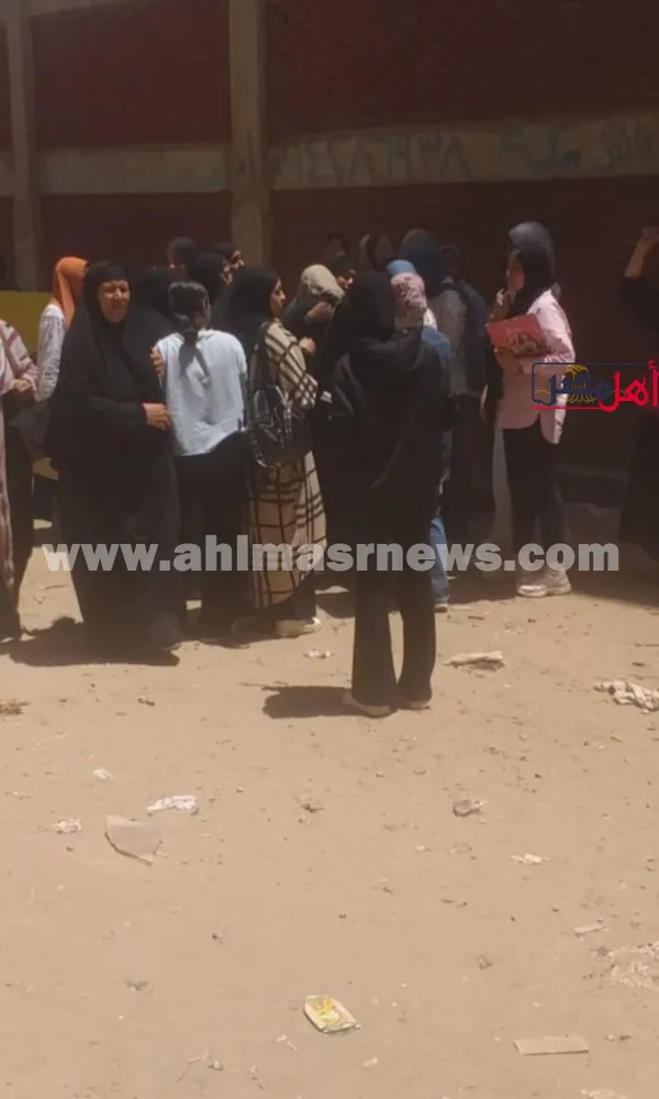 حزن وبكاء طالبات الثانوية العامة بكفر الشيخ لصعوبة امتحان الإنجليزي  