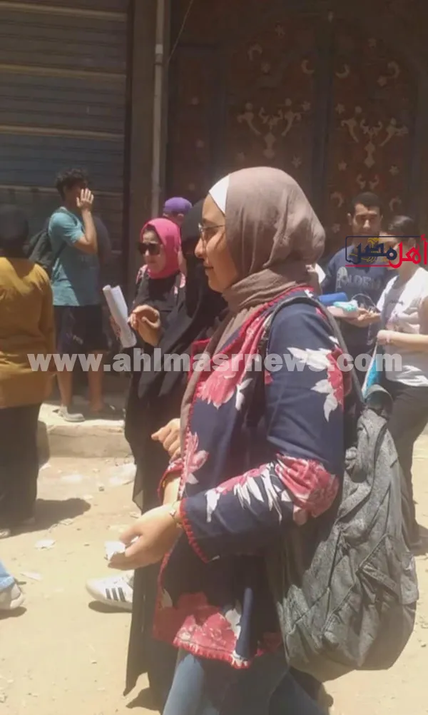 حزن وبكاء طالبات الثانوية العامة بكفر الشيخ لصعوبة امتحان الإنجليزي  