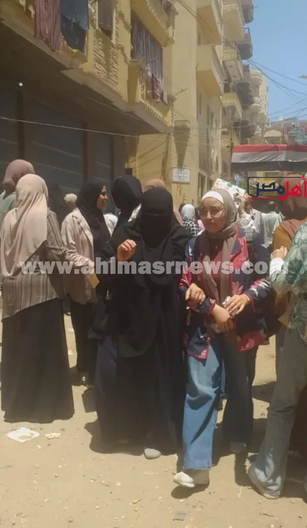 حزن وبكاء طالبات الثانوية العامة بكفر الشيخ لصعوبة امتحان الإنجليزي  