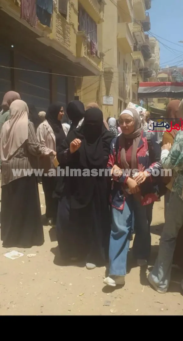 حزن وبكاء طالبات الثانوية العامة بكفر الشيخ لصعوبة امتحان الإنجليزي  