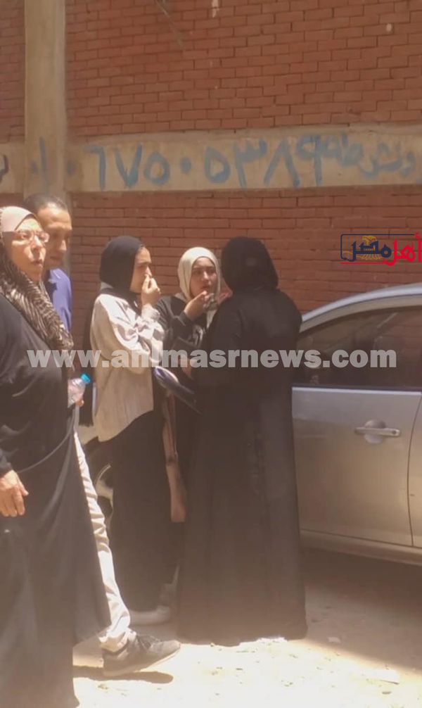 حزن وبكاء طالبات الثانوية العامة بكفر الشيخ لصعوبة امتحان الإنجليزي  