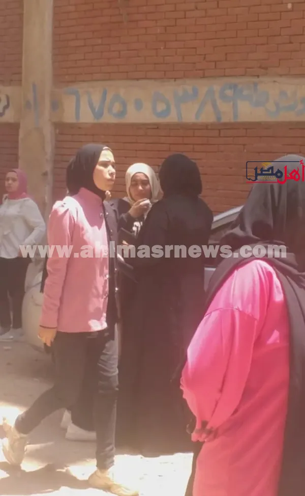 حزن وبكاء طالبات الثانوية العامة بكفر الشيخ لصعوبة امتحان الإنجليزي  