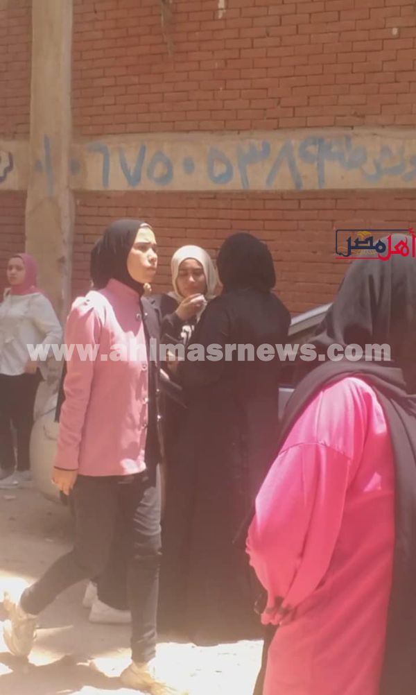 حزن وبكاء طالبات الثانوية العامة بكفر الشيخ لصعوبة امتحان الإنجليزي  