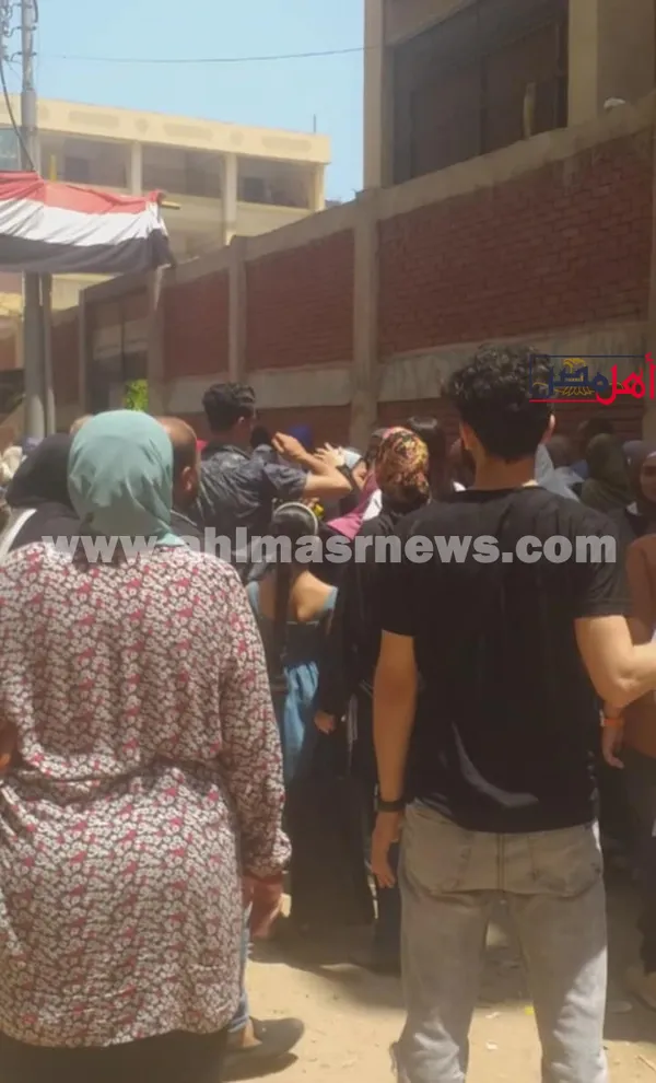 حزن وبكاء طالبات الثانوية العامة بكفر الشيخ لصعوبة امتحان الإنجليزي  