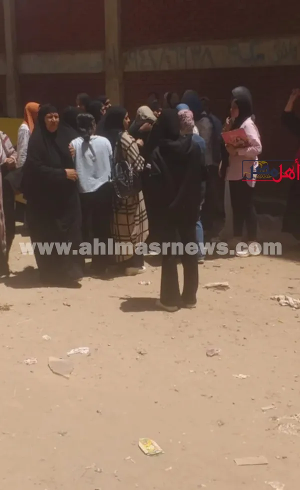 حزن وبكاء طالبات الثانوية العامة بكفر الشيخ لصعوبة امتحان الإنجليزي  