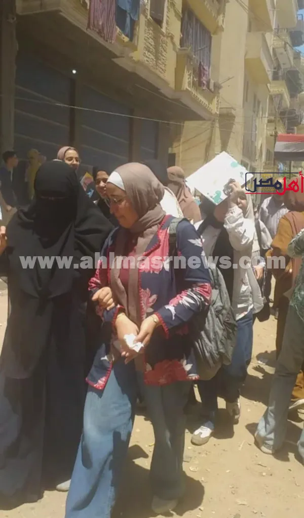 حزن وبكاء طالبات الثانوية العامة بكفر الشيخ لصعوبة امتحان الإنجليزي  