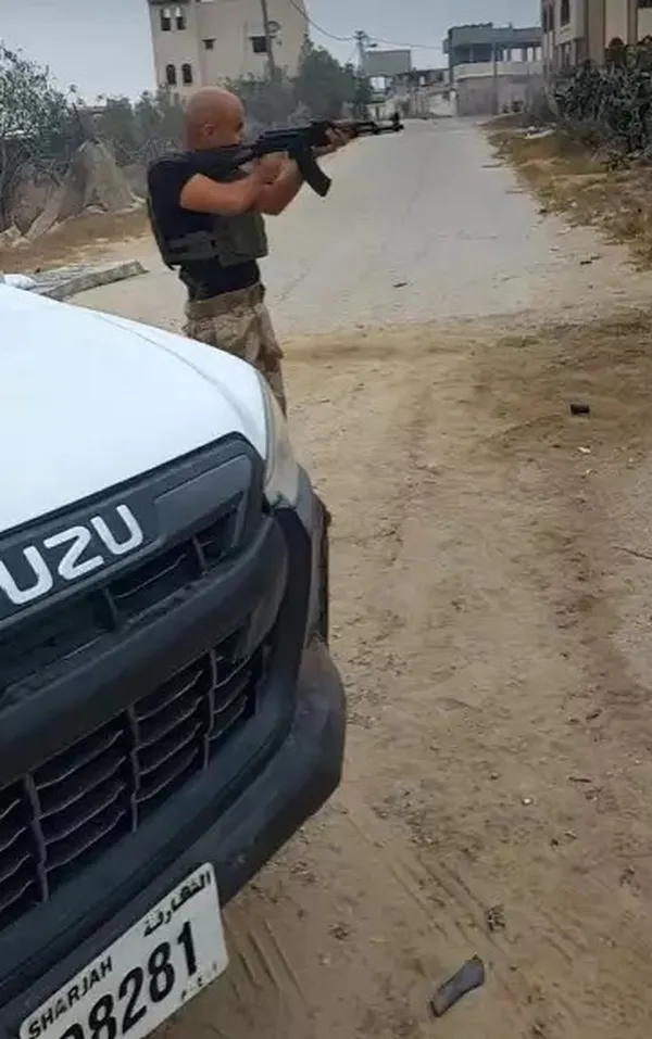 صورة ابو شباب بجوار عربة تحمل ارقام الشارقة