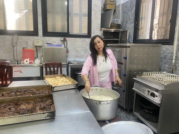عادة كل سنة.. مسيحية بورسعيدية توزع وجبات 