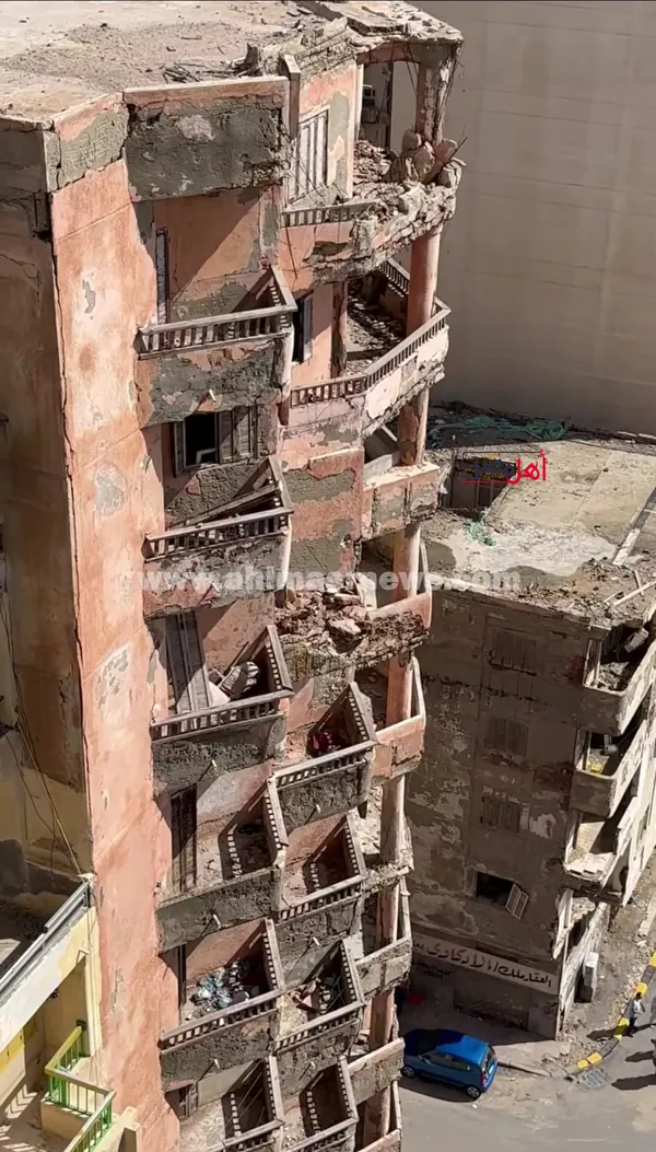 عقارين آيلين للسقوط بكورنيش الإسكندرية