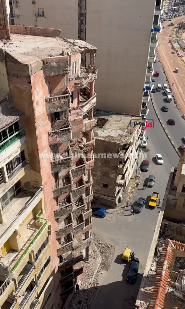 عقارين آيلين للسقوط بكورنيش الإسكندرية