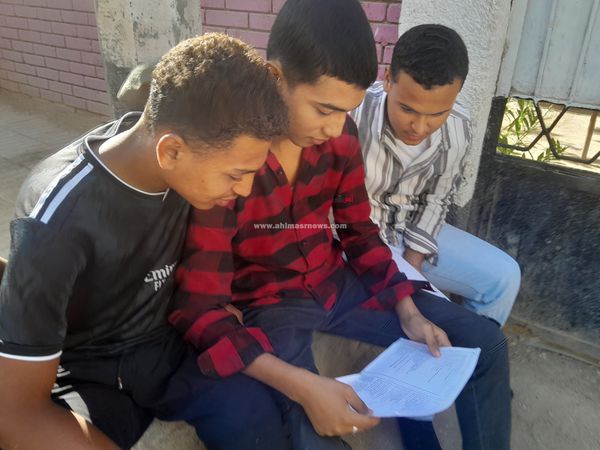 قاعدين على الأرض بيراجعوا قلق بين طلاب الشهادة الإعدادية أمام لجان سوهاج قبل دخول امتحان الإنجليزي
