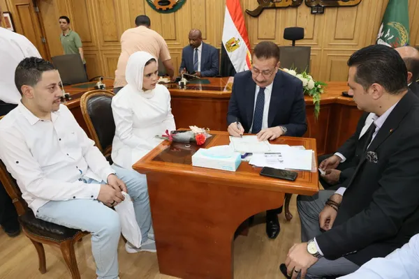 محافظ المنوفية وكيلا لعروس يتيمه 
