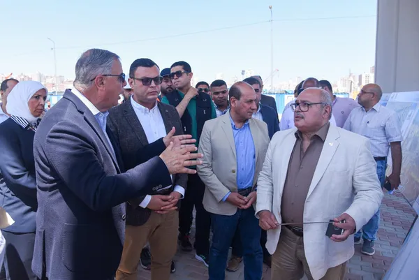 وزير الإسكان يتفقد مشروع كوبري 45 بالإسكندرية 