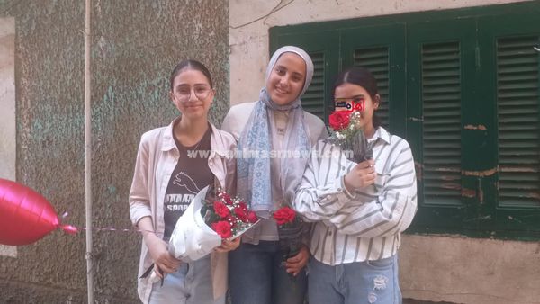 أولياء أمور طلاب الثانوية العامة بكفر الشيخ يستقبلون أبنائهم بالورود 