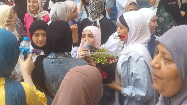 أولياء أمور طلاب الثانوية العامة بكفر الشيخ يستقبلون أبنائهم بالورود 