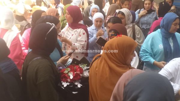 أولياء أمور طلاب الثانوية العامة بكفر الشيخ يستقبلون أبنائهم بالورود 