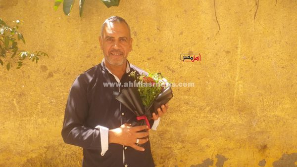 أولياء أمور طلاب الثانوية العامة بكفر الشيخ يستقبلون أبنائهم بالورود 
