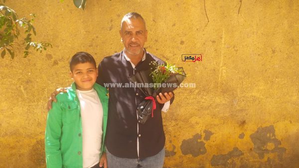 أولياء أمور طلاب الثانوية العامة بكفر الشيخ يستقبلون أبنائهم بالورود 