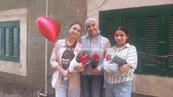 أولياء أمور طلاب الثانوية العامة بكفر الشيخ يستقبلون أبنائهم بالورود 