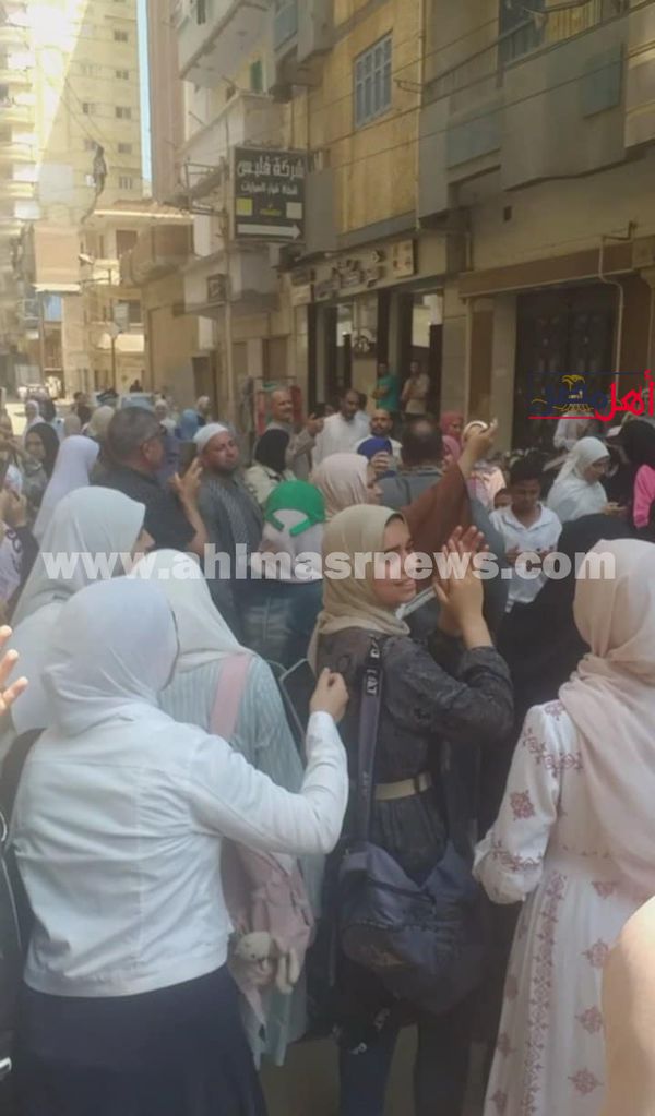 احتفالات طالبات الثانوية الأزهرية علمي بانتهاء الامتحانات 