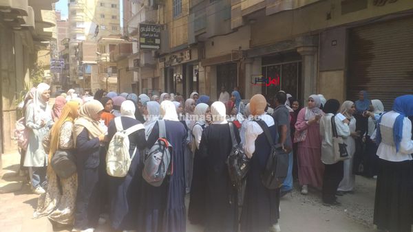 احتفالات طالبات الثانوية الأزهرية علمي بانتهاء الامتحانات 