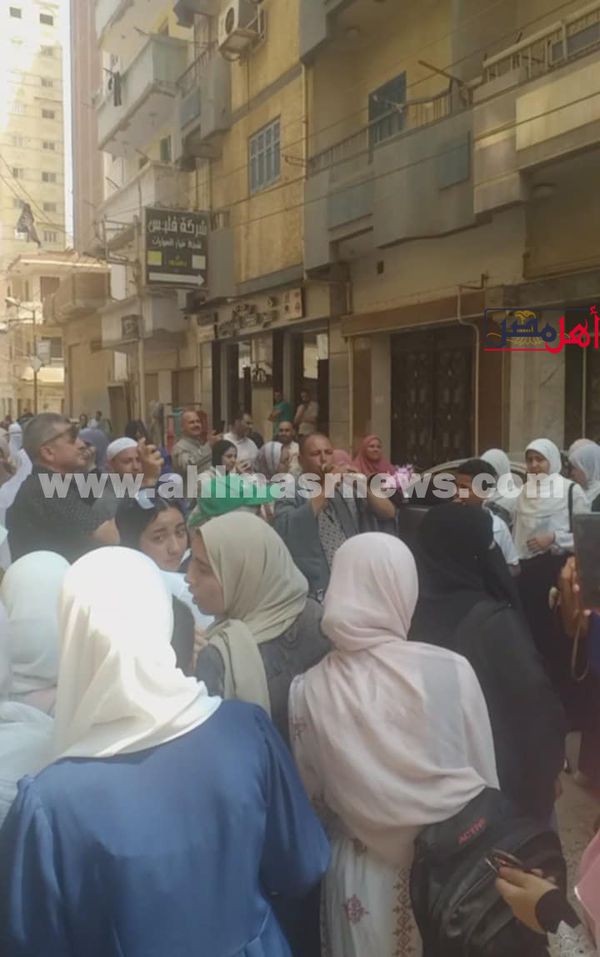 احتفالات طالبات الثانوية الأزهرية علمي بانتهاء الامتحانات 